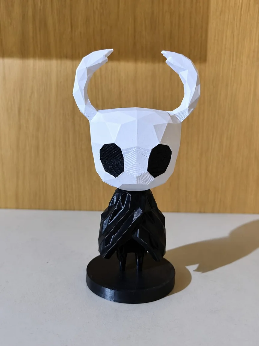 Miniatura de personagem com chifres brancos e corpo escuro
