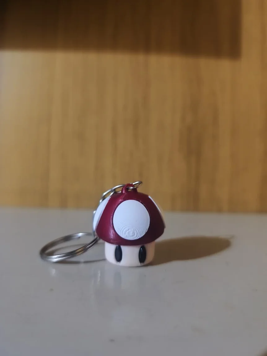 Chaveiro em formato de cogumelo vermelho e branco