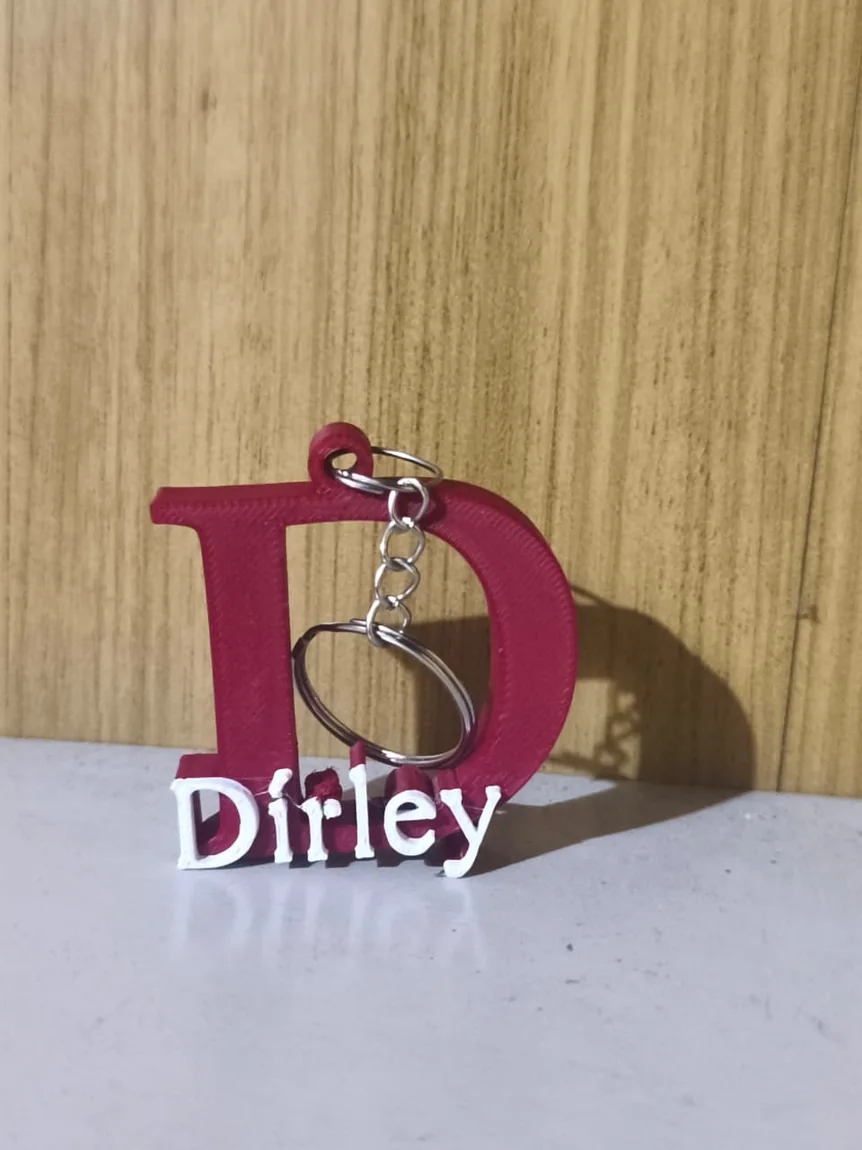 Chaveiro vermelho e branco personalizado com o nome Dhirley