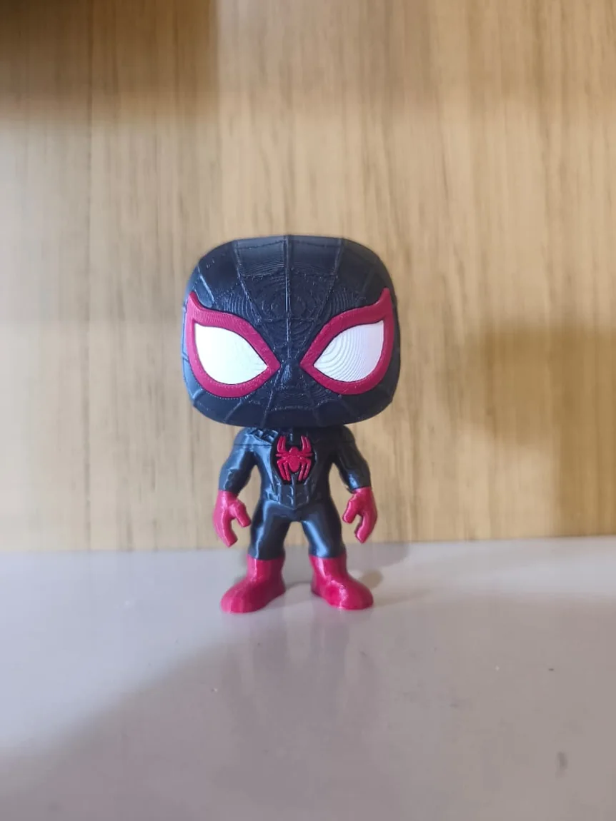 Miniatura de super-herói com traje preto e detalhes vermelhos