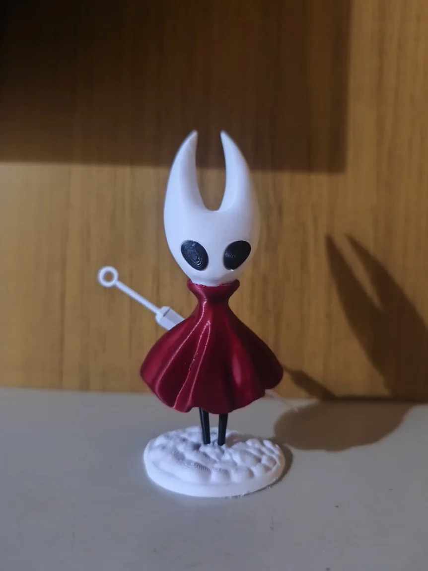 Miniatura de personagem de capa vermelha e cabeça branca