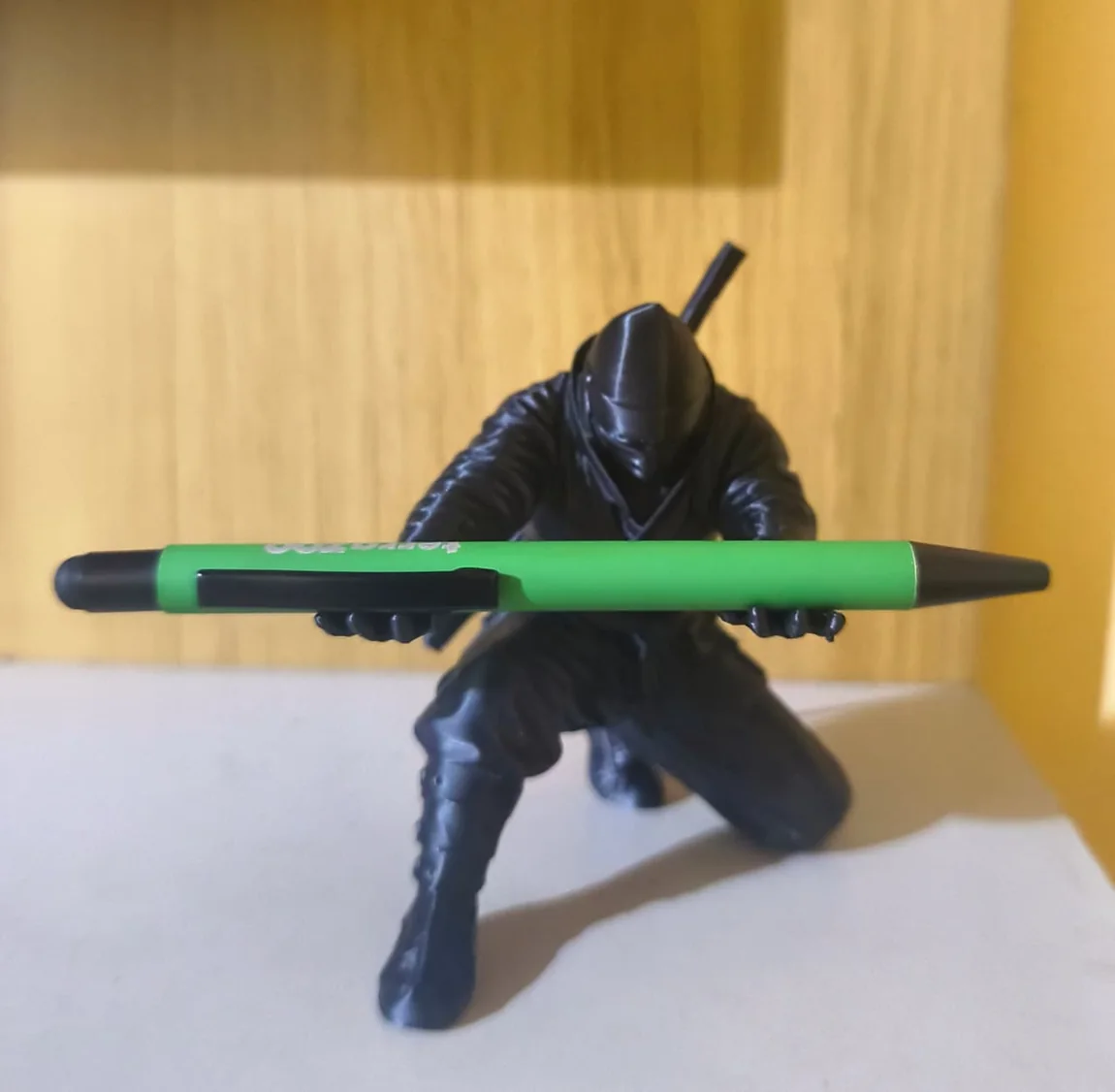 Miniatura ninja segurando uma caneta, peça produzida em impressão 3D