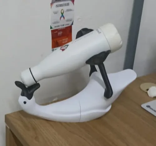 Suporte impresso em 3D para secador de cabelo